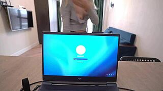 Plavuša maćeha sa plavim očima sisne ogroman kurac u doggystyle brzini za facial facijal