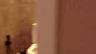 Blond pastorka z modrimi očmi sesa velik kurac v doggystyle hitricu za obrazni cumshot