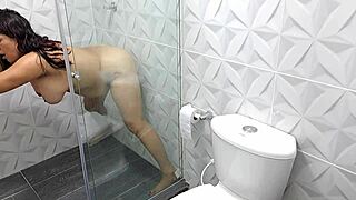 Veo a mi madrastra disfrutar de su delicioso coño parte 1