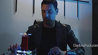 Jag tittar på när uppfinnaren bygger pryl för att utpressa sin svägerska i taboo fantasi