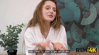 Две секси руски курви лижат задника на късметлия в FFM трио с оргазми 😈