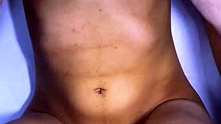 el infiel y la estudiante intercambiaron miradas furtivas en la sala de clases y terminaron besándose