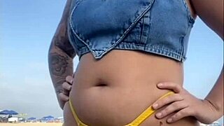 fiz o cara ficar de pau duro na praia with african exhibitionists flashing