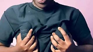 Śliczna czarna sąsiadka palcuje owłosioną cipkę z brudnym gadaniem do kremowego creampie