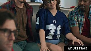 Naivna nerd Leana Lovings jaše pastorkinog tatinog druga u divljem MMF dvostrukom prodiranju s facijalom! 😈🍆