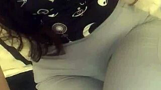 Gefällt dir die perfekte Figur dieser Desi-Schlampe?