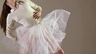 Hey, ever seen a blonde gymnast perform such flexible gymnastics moves?