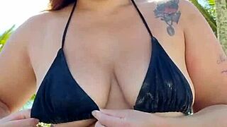 colocou um biquíni curto e foi na praia atrás de macho