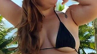 colocou um biquíni curto e foi na praia atrás de macho