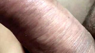 人妻がチンポにヨーグルトかけて中国風フェラでベロベロ舐め