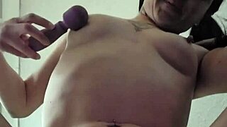 emy angel caresse sa petite 18+ chatte in petite web chat action