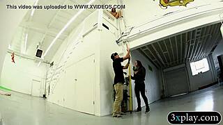 Tip s povezom jebe pičku brinete dilidom za keš u vrućoj reality igri