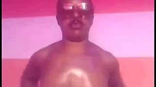 a mi novia le encanta chuparme las bolas con pasión