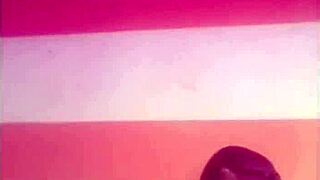 a mi novia le encanta chuparme las bolas con pasión