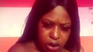 a mi novia le encanta chuparme las bolas con pasión