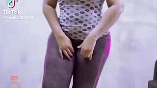 Calcinha marcando na coroa no meio da rua