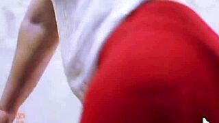 Calcinha marcando na coroa no meio da rua