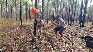 Rødhåret hottie blinker stor røv på stien slutter i udendørs puling