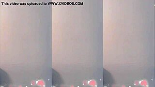 Gadis Cina imut goyang naik turun menggoda