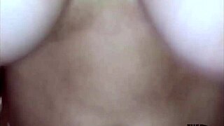 las enormes tetas de la prometida rebotan con cum