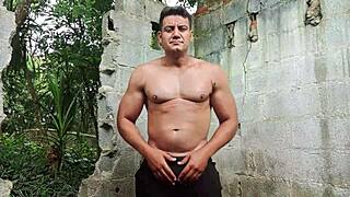 Bodybuilder yuri gaúcho strokes his huge cock easing that massive tension publicly