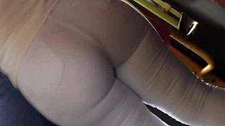 gostosa com bunda grande flagrada no onibus lotado