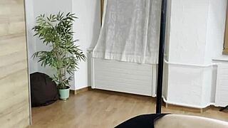 miss daisy diamond flexes naked body with total power