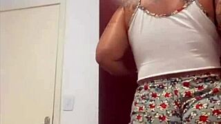 she flashes her exhibitionist ass craving anal right now