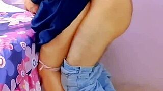 mi hermanastra sale de vacaciones sin amigos para cogersela en la escuela esta sedienta de verga y me ruega que lo haga en publico