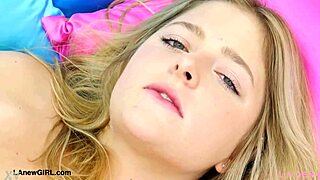 Luminous blonde teases her sexy body 😘✨