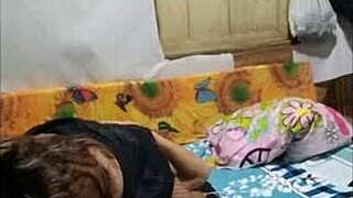 Mi HERMANASTRA se sube en mi pecho, se quita el CALZÓN y me chupa el pene con orgasmos intensos