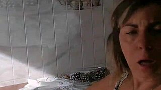 A MIA MOGLIE PIACE PULIRE IN MUTANDINE PER FARSI FOTTRE BENT OVER