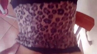 A MIA MOGLIE PIACE PULIRE IN MUTANDINE PER FARSI FOTTRE BENT OVER