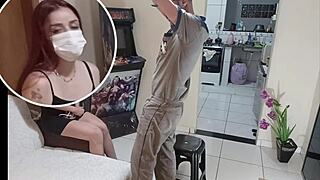 casada chama eletricista para consertar algo em casa