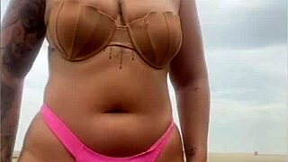 Type hænger hård pik ud af shorts på stranden som jeg bad om