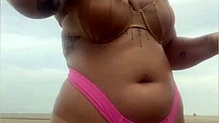 Type hænger hård pik ud af shorts på stranden som jeg bad om