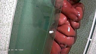 Madrasta gordinha safada gravada chupando pau escondido!