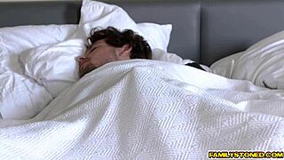 Ο Tyler γαμάει την ξαπλωμένη μουνί της μητριάς με γιγάντιο πούτσο 🍆💦🔥