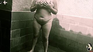 Lays Lopes masturbates big pussy in morning shower