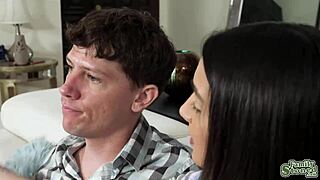 Stygebroder viser pikken frem til styg-søster