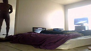 Hey thick ebony milf show that ghetto pussy on street