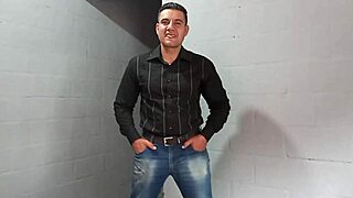 Yuri Gaúcho Hires Muscular Bodybuilder for Huge Cock Handjob Voyeur Show