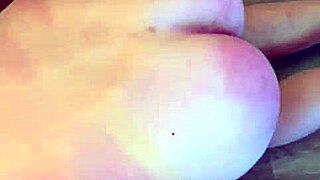 young feet freak loves spankin and worshippin toes??