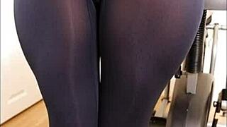 Sexy mature shakes big ass in spandex pantyhose!