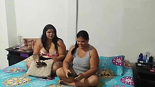 extraño tiene trío con dos chicas de culo grande en pijamada de san valentín