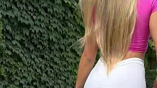 loira cavalona em lingerie dupla penetração explosiva!!