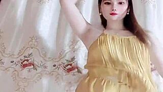 Vietnamese teen dances seductively on bigo live
