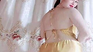 Vietnamese teen dances seductively on bigo live
