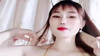 Vietnamese teen dances seductively on bigo live
