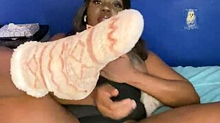 Alliyah Alecia's big clit pussy lips tease and shake tight 🍑🔥